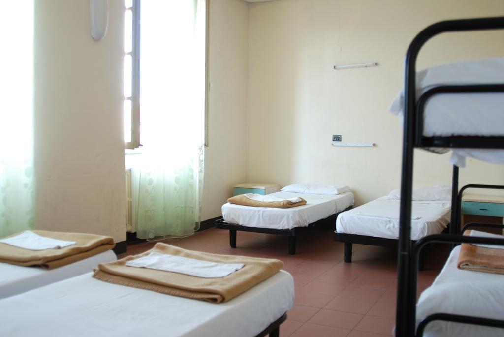 Il Chiostro Hostel And Hotel Alessandria Habitación foto